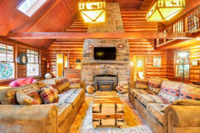 Forested Minikahda Lodge with Hot Tub Near Mt Hood